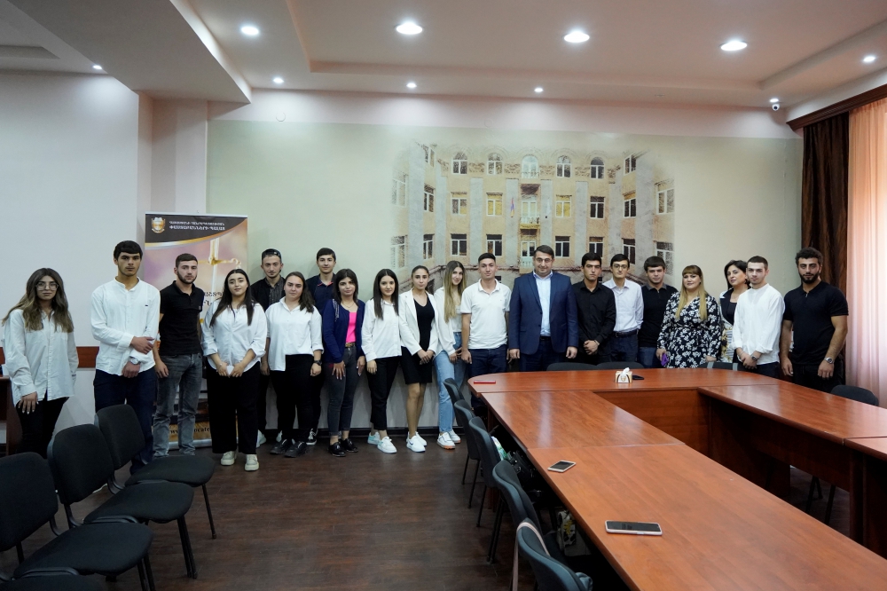 ԵՐԵՎԱՆԻ ԻՐԱՎԱՏՆՏԵՍԱԳԻՏԱԿԱՆ ԵՎ ԿԱՌԱՎԱՐՄԱՆ ՔՈԼԵՋԻ ՈՒՍԱՆՈՂՆԵՐՆ ԱՅՑԵԼԵԼ ԵՆ ՓԱՍՏԱԲԱՆՆԵՐԻ ՊԱԼԱՏ ԵՐԵՎԱՆԻ ԻՐԱՎԱՏՆՏԵՍԱԳԻՏԱԿԱՆ ԵՎ ԿԱՌԱՎԱՐՄԱՆ ՔՈԼԵՋԻ ՈՒՍԱՆՈՂՆԵՐՆ ԱՅՑԵԼԵԼ ԵՆ ՓԱՍՏԱԲԱՆՆԵՐԻ ՊԱԼԱՏ