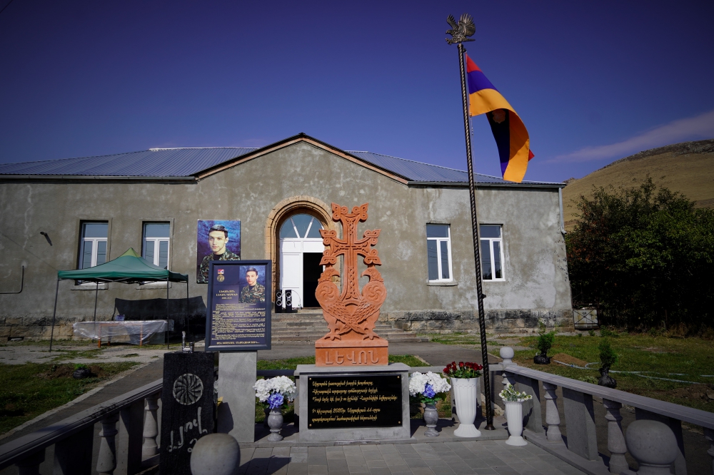 ՓԱՍՏԱԲԱՆԱԿԱՆ ՀԱՄԱՅՆՔԸ ԿԱԶՄԱԿԵՐՊԵՑ ԾԱՌԱՏՈՒՆԿ ՍԵՎԱՆ ՔԱՂԱՔՈՒՄ՝ ԱՆՄԱՀԱՑԱԾ ԼԵՎՈՆ ԼԵՎՈՆՅԱՆԻ ԱՆՎԱՆ ՊՈՒՐԱԿՈՒՄ ՓԱՍՏԱԲԱՆԱԿԱՆ ՀԱՄԱՅՆՔԸ ԿԱԶՄԱԿԵՐՊԵՑ ԾԱՌԱՏՈՒՆԿ ՍԵՎԱՆ ՔԱՂԱՔՈՒՄ՝ ԱՆՄԱՀԱՑԱԾ ԼԵՎՈՆ ԼԵՎՈՆՅԱՆԻ ԱՆՎԱՆ ՊՈՒՐԱԿՈՒՄ